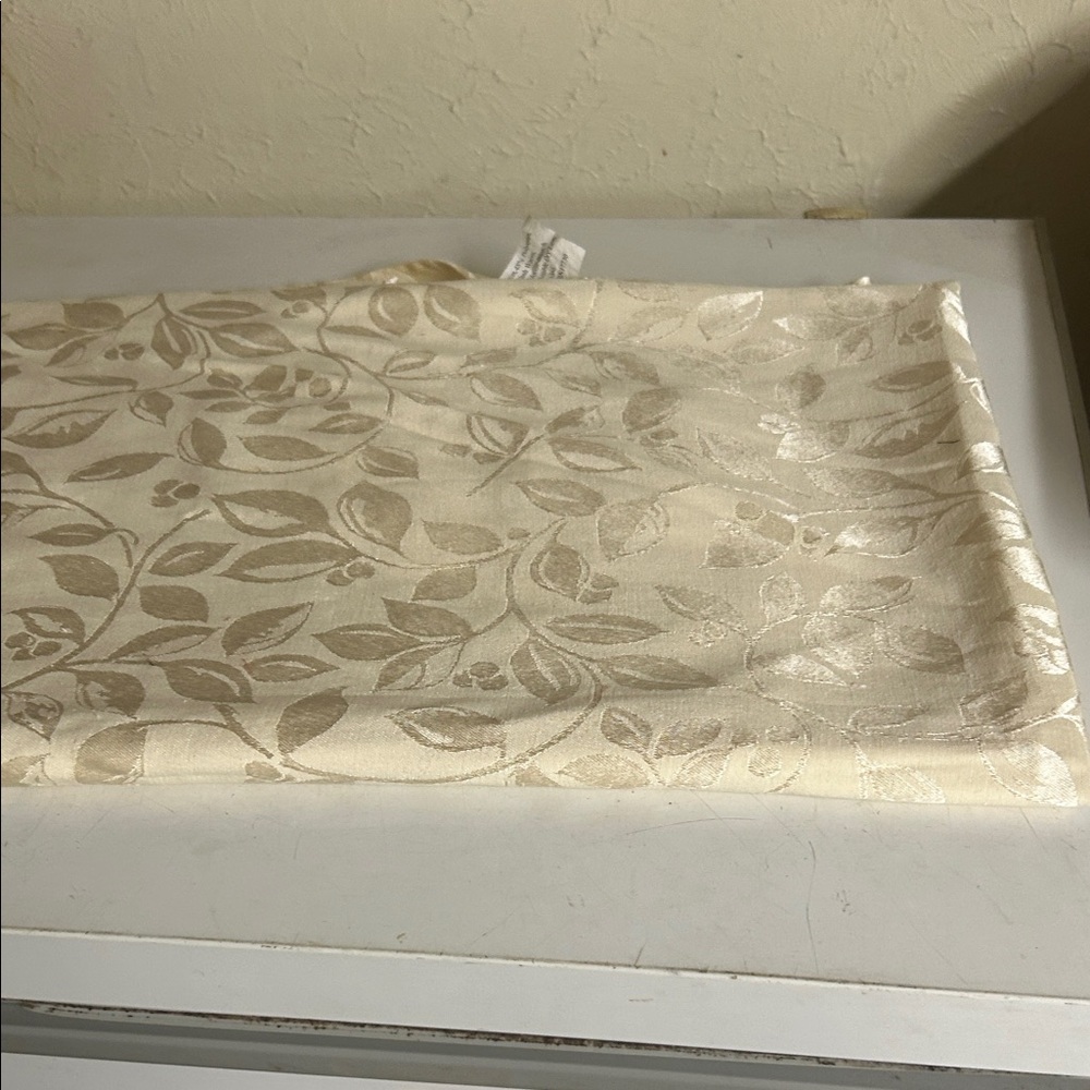 Source Unknown Cream Leaf Pattern Kitchen Tablecloth.  Rectangle table - Picture 3 of 4